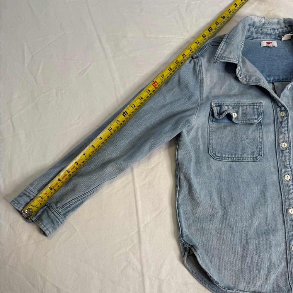 Levi’s Distressed Light Wash Denim Button Down Shirt 100% Cotton Women’s Medium - Picture 11 of 11